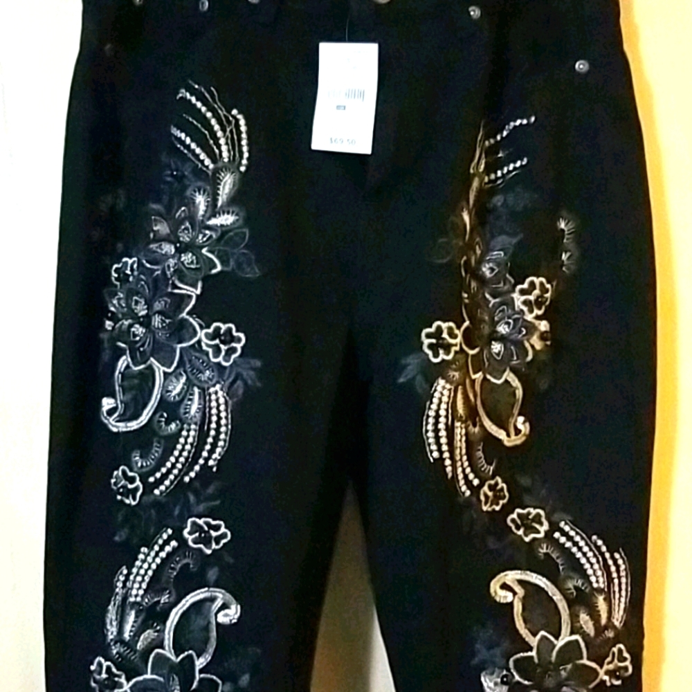 Embroidered black jeans. Highrise skinny